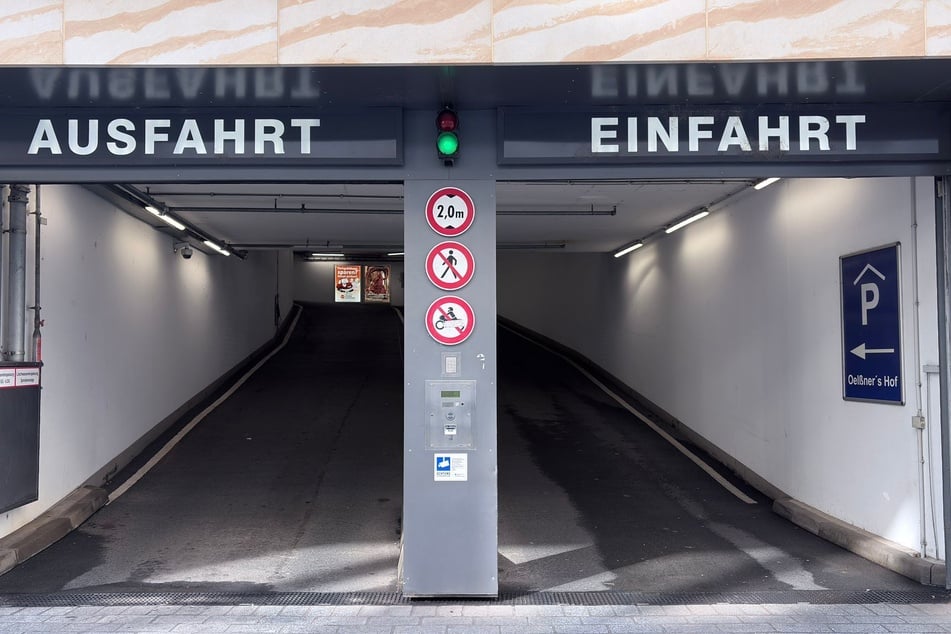 Der junge Mann hatte versucht, mit einem Ford Transit in die Anlage zu fahren. Die zugelassene Höhe von zwei Metern hatte er mit seinem 2,50 Meter hohen Transporter offensichtlich nicht beachtet.