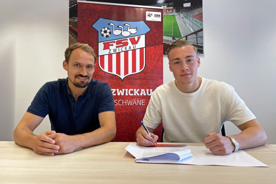 FSV-Sportdirektor Toni Wachsmuth (35) und Neuzugang Lukas Krüger (22) bei der Vertragsunterzeichnung.