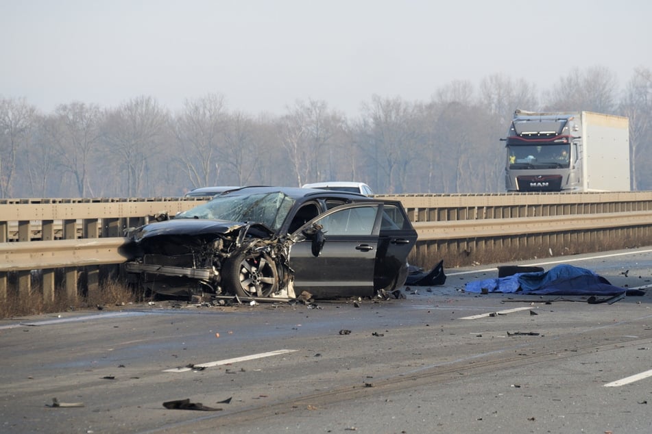 Aus diesem Audi stiegen drei Personen aus, eine wurde noch auf der Fahrbahn von einem Auto überfahren.