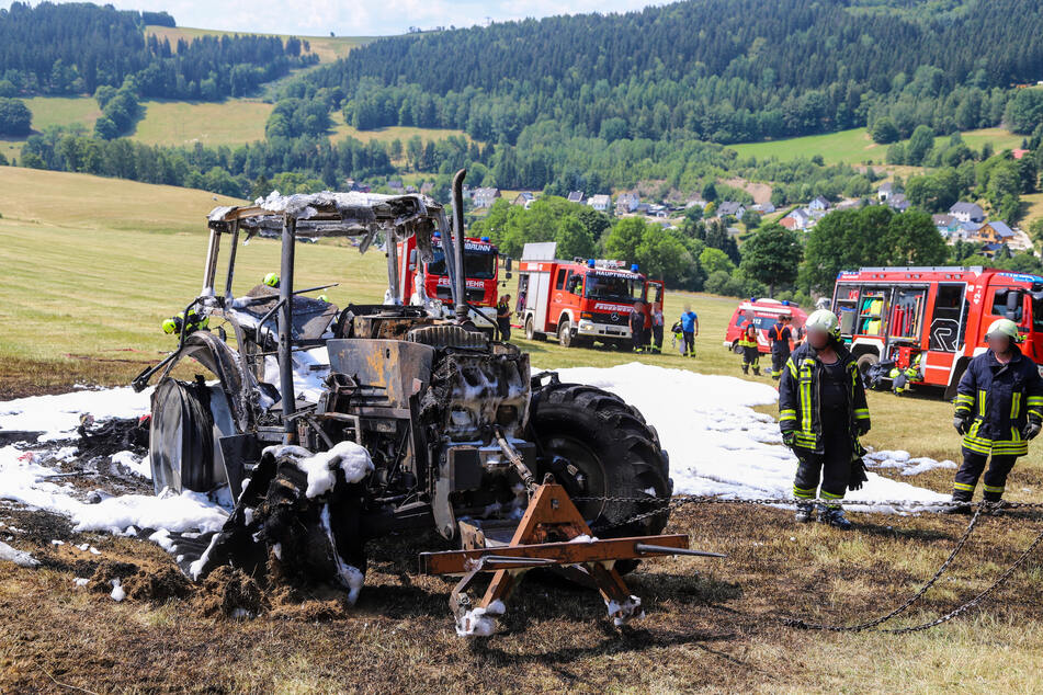 In Breitenbrunn (Erzgebirge) brannte am Sonntagmittag ein Traktor auf einem Feld völlig aus.