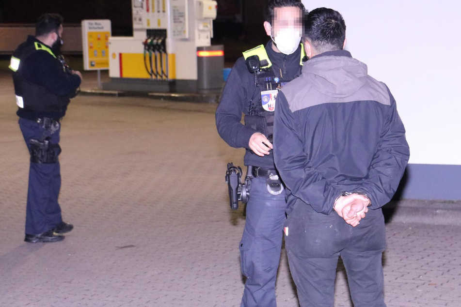 Ein Polizist belehrt den Autofahrer erneut. Schon zuvor ist er den Beamten aufgefallen.