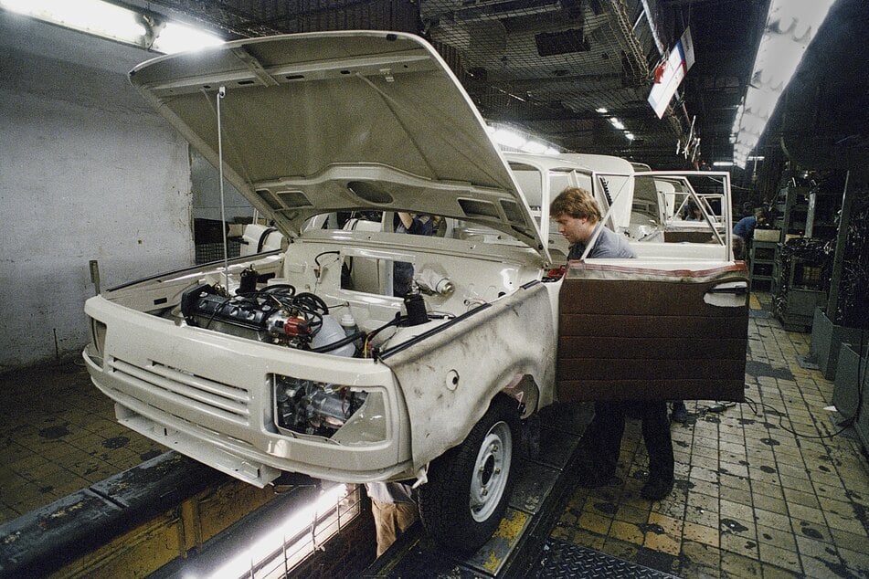 Die Werkhalle wirkte auch 1991 eher wie eine größere Werkstatt. Und das Gesicht des Autos hatte sich seit einem Vierteljahrhundert nicht mehr geändert.