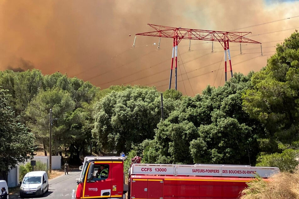 Auf diesem von der Feuerwehr SDIS13 via AP zur Verfügung gestellten Foto steigt Rauch während eines Flächenbrandes in der Nähe von Marseille in Südfrankreich auf.