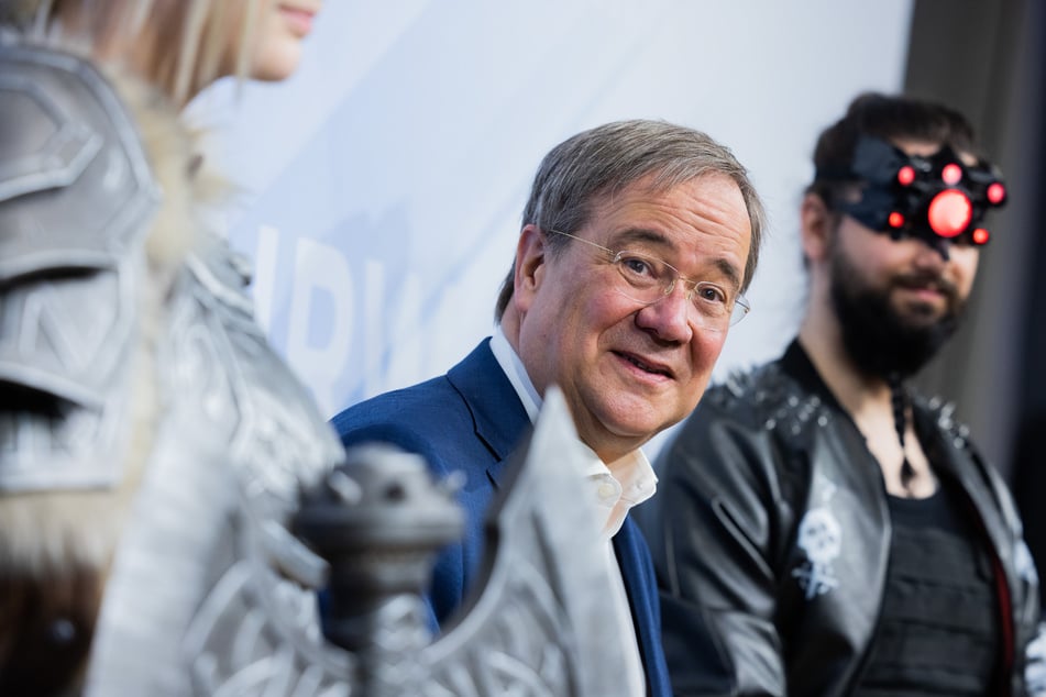 NRW-Ministerpräsident Armin Laschet (60, CDU) steht bei der Eröffnung des "Fusion Campus - German Center of Games Competence" zwischen Cosplayern.