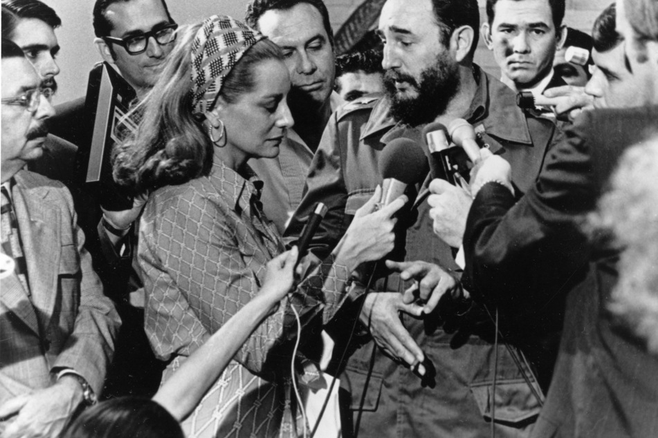 Fidel Castro (M.r.), damaliger kubanischer Regierungschef, antwortete 1975 auf eine Fragevon Barbara Walters.