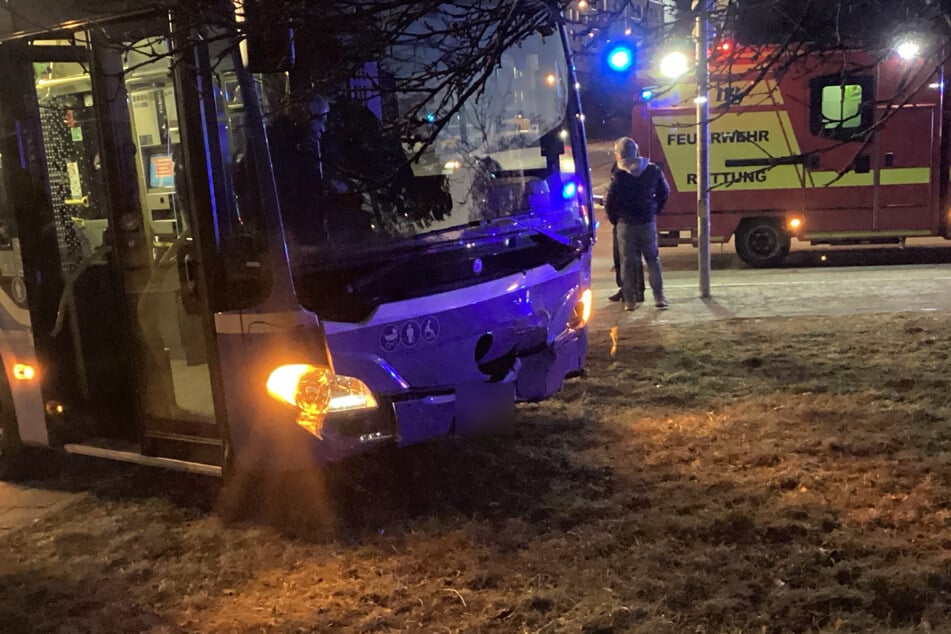 Die Fahrzeuge krachten frontal ineinander, wie das Schadensbild am Bus zeigt.