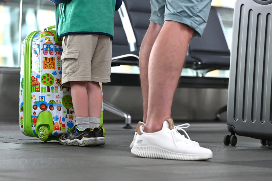 Viele Familien starten direkt am ersten Ferienwochenende in den Sommerurlaub. (Archivbild)