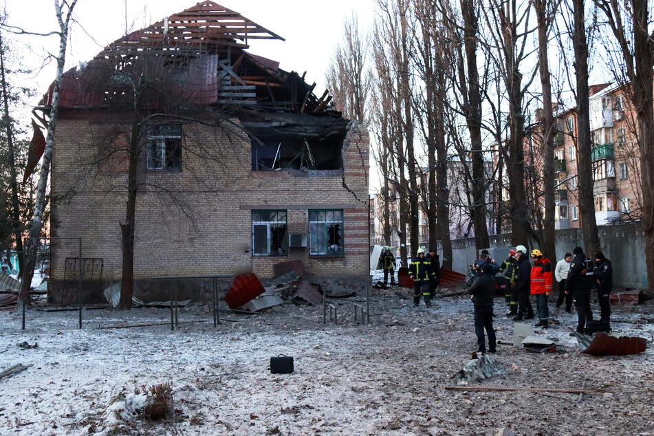 Viele Gebäude wurden durch herabfallende Fragmente abgeschossener Kamikaze-Drohnen im Schewtschenkiwski-Bezirk von Kiew beschädigt.