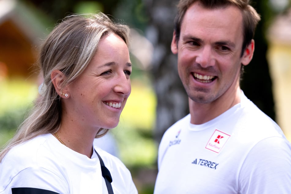 Franzi Preuß (31, l.) und ihr Partner Simon Schempp (36) vermissen Laura Dahlmeier (†31).