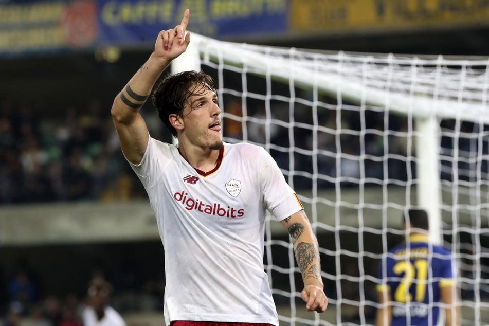 Hier jubelt Nicolò Zaniolo (25) noch für den AS Rom. Am Montag brannten ihm in einem Jugendspiel seines Ex-Klubs die Sicherungen durch.