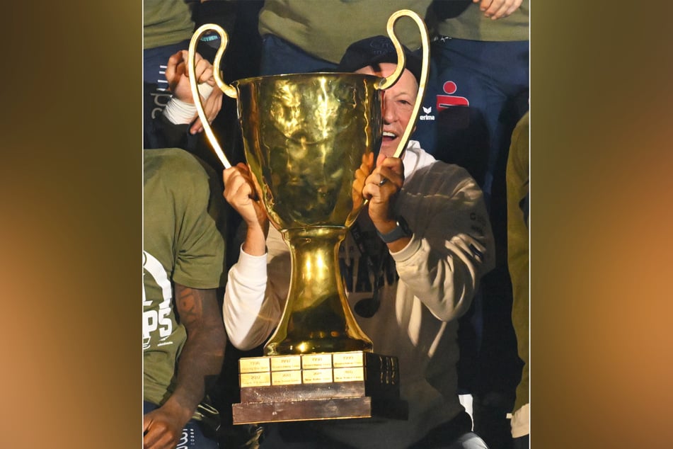Teil eins seiner Mission hat Greg Seamon (71) mit dem Pokal "Beule" erreicht.