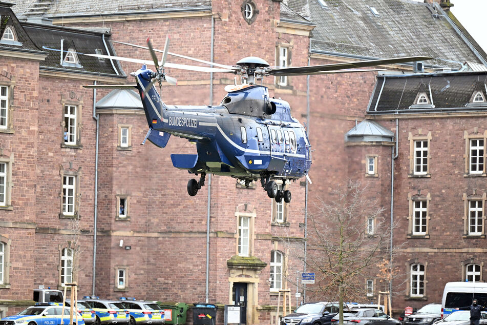 Die Verdächtigen wurden mit einem Hubschrauber nach Karlsruhe transportiert.