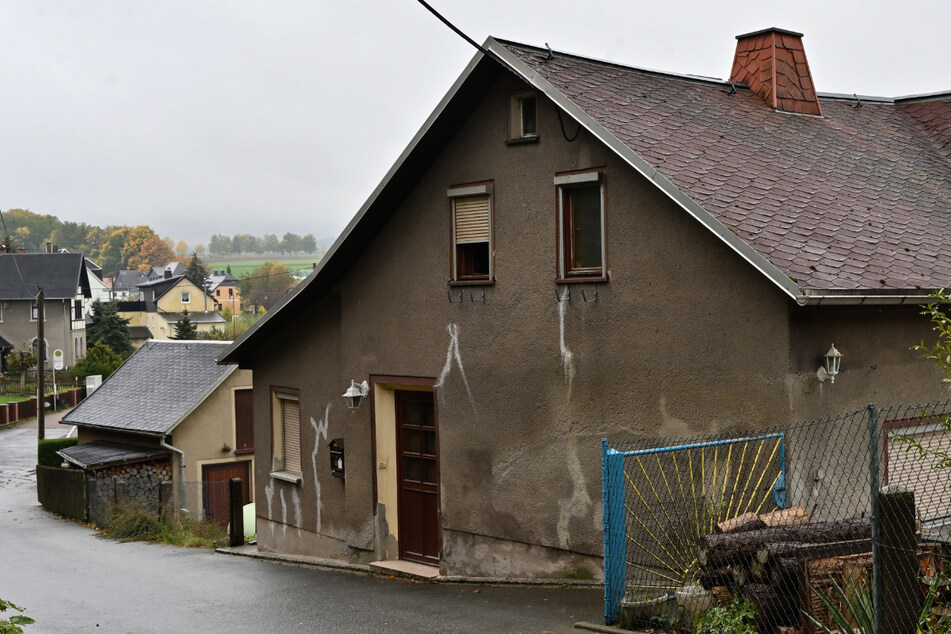 Irrer Einbruch im Landkreis Zwickau: Hauseigentümer schläft, Täter durchwühlen sein Schlafzimmer