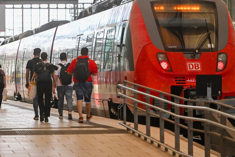 Auf der Strecke vom Dresdner Hauptbahnhof bis Pirna hält der Zug für einige Tage nur in Heidenau.