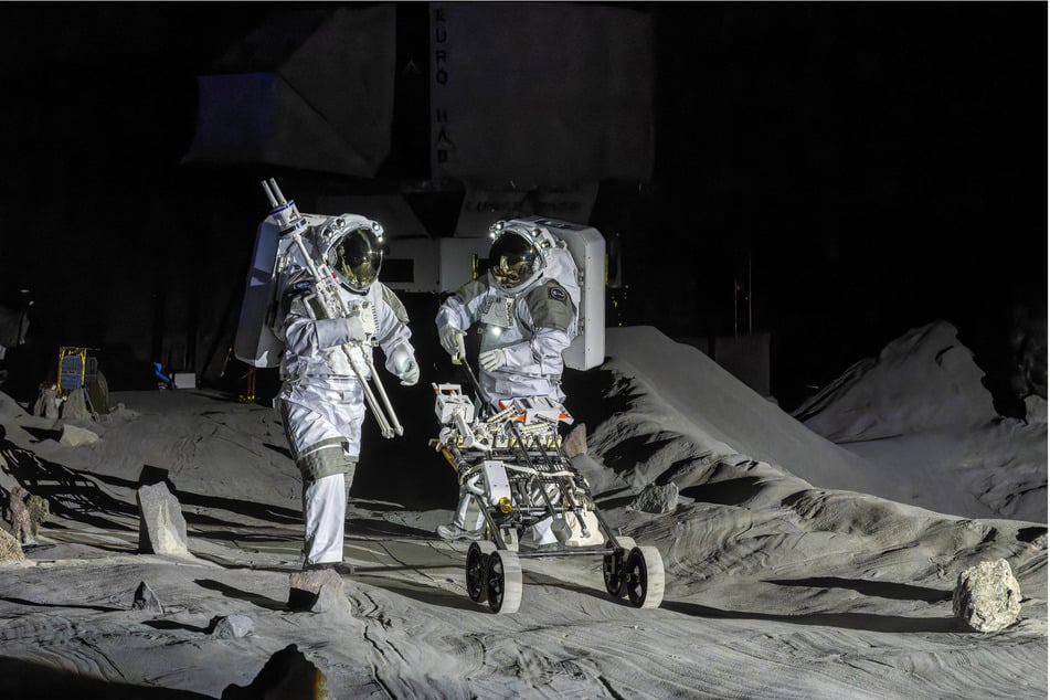 Astronauten auf einer Mondsimulationsanlage - um auf dem Erdtrabanten länger leben zu können, erforschen Wissenschaftler Varianten der Eigenversorgung mit Wasser und Lebensmitteln.