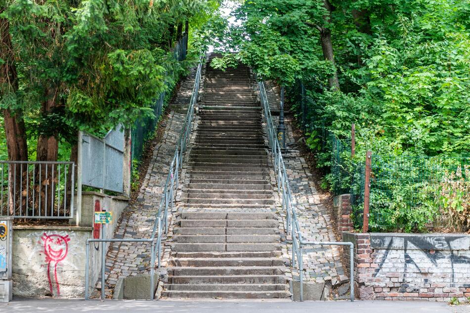 Auf der Treppe zur Schloßteichstraße wurde am Samstag ein Mann (34) ausgeraubt. (Archivbild)