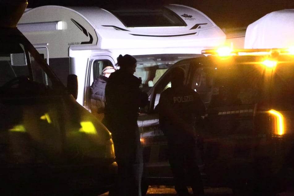 Einsatzkräfte der Polizei stehen an einem Wohnmobil in Köln, wo der Besitzer mutmaßliche Einbrecher überrascht hat.