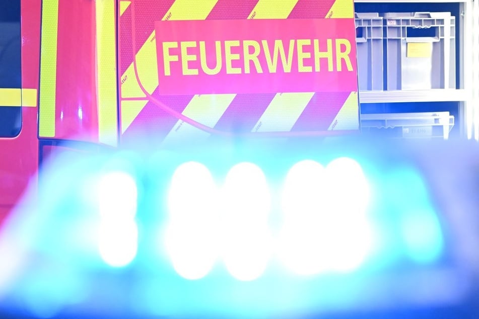 Die Feuerwehr rückte mit 15 Personen aus. Auch Rettungsdienst und Polizei waren vor Ort. (Symbolfoto)
