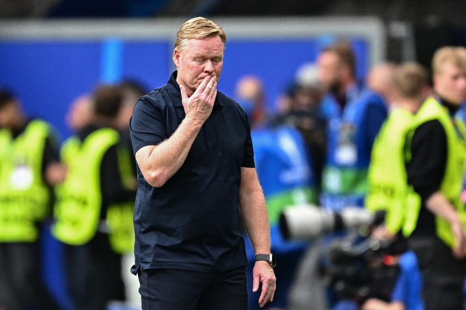 Erwischt! Ronald Koeman (61) verköstigte im Spiel gegen Polen den eigenen Naseninhalt.