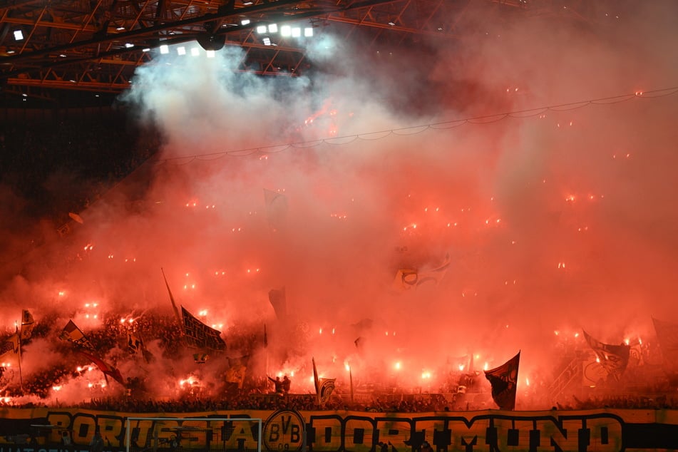 In Dortmund geht es wegen des dichten nebels der Pyrotechnik etwas später los.