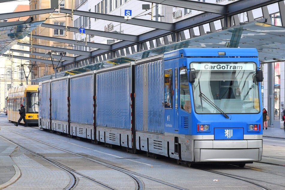 Dresden: Jahrzehnte prägten Straßenbahnzüge das Stadtbild: Hier fährt die Cargo-Tram zur Verschrottung
