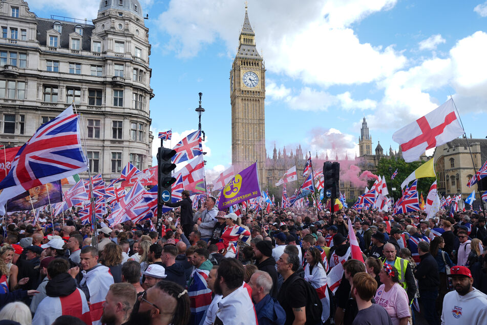 Viele Menschen nehmen an einem Marsch und einer Kundgebung von "Unite the Kingdom" auf dem Parliament Square im Zentrum Londons teil.