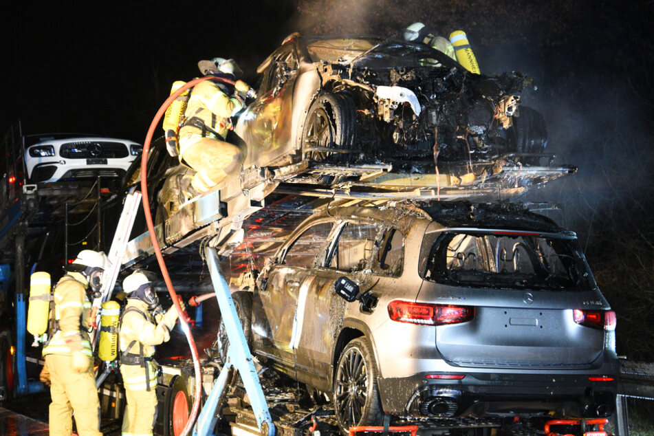 Autotransporter fängt Feuer: Fabrikneue Mercedes verbrennen!