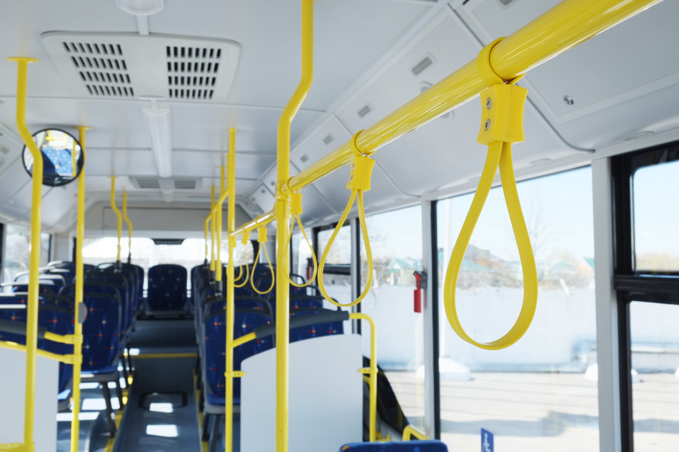 Am Montag hat ein 21-Jähriger in einem Linienbus in Köln randaliert und das Fahrzeug mit einem Nothammer demoliert. Anschließend attackierte er den Fahrer (Symbolbild).