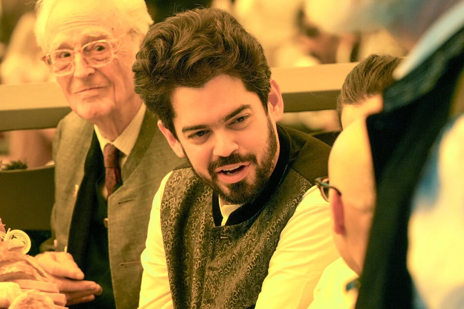 Lahav Shani (37, M.), Chefdirigent der Münchner Philharmoniker, sitzt neben Franz von Bayern (93, l.) beim Bieranstich auf dem Oktoberfest.