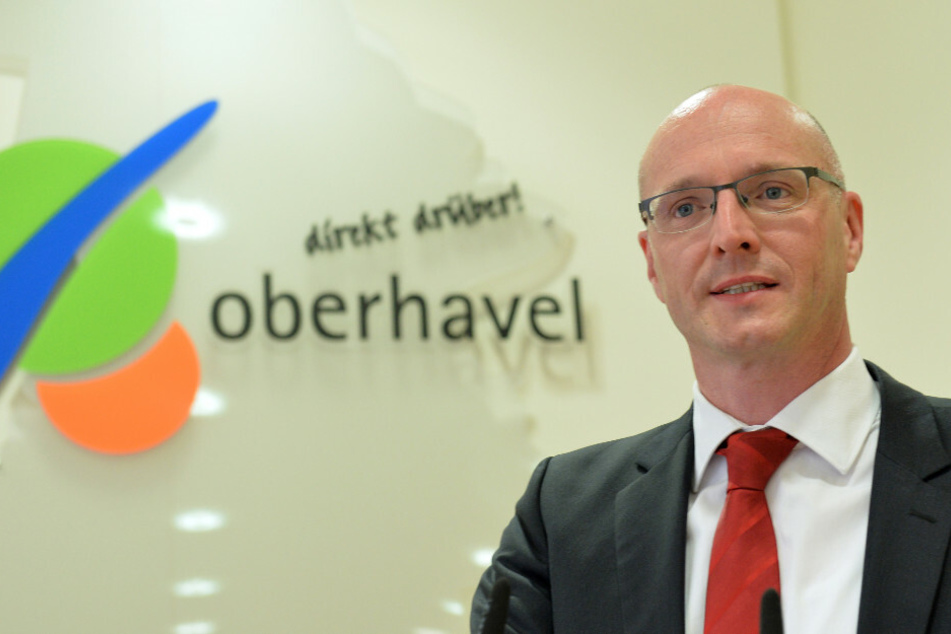 Ludger Weskamp (54, SPD) bedankt sich am 27. Mai 2015 in Oranienburg nach seiner Wahl zum neuen Landrat. Am Dienstag könnte er bei einem Pressetermin mehrere Bürgermeister des Landkreises Oberhavel mit Corona infiziert haben. (Archivfoto)