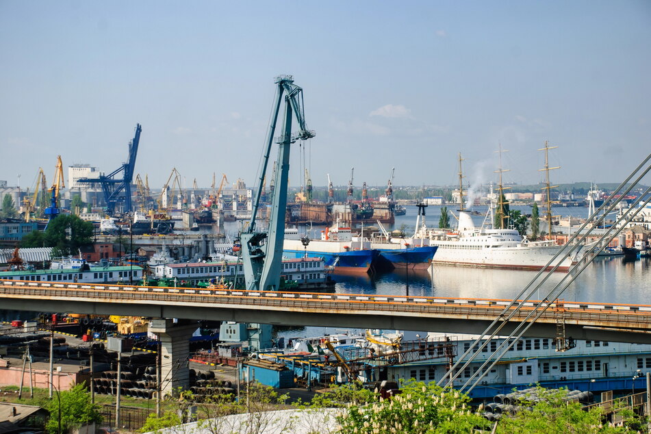 Auch nach Odessa führte die Reise der zwei Kamenzer: Über den Kränen und Schiffen am Hafen Odessas zischten Raketen entlang.