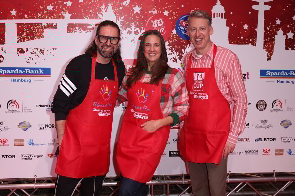 Dana Schweiger (57) am Dienstag zusammen mit DJ Kai Schwarz (55, l.) und Tagesschau-Sprecher André Schünke (45) bei "Mehr als eine warme Mahlzeit".