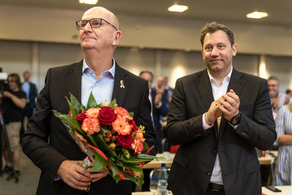 Am Samstag bekam Woidke nach erfolgreicher Abstimmung einen Strauß Blumen.