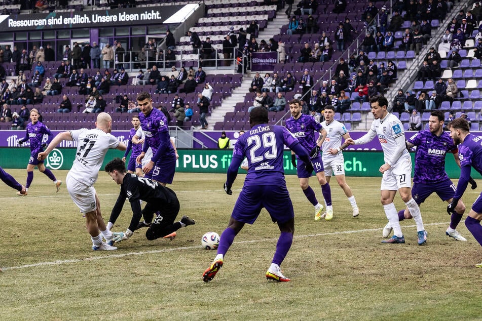 Marcel Seegert (31, l.) nutzte den Patzer von FCE-Keeper Louis Lord zur Ulmer Führung.