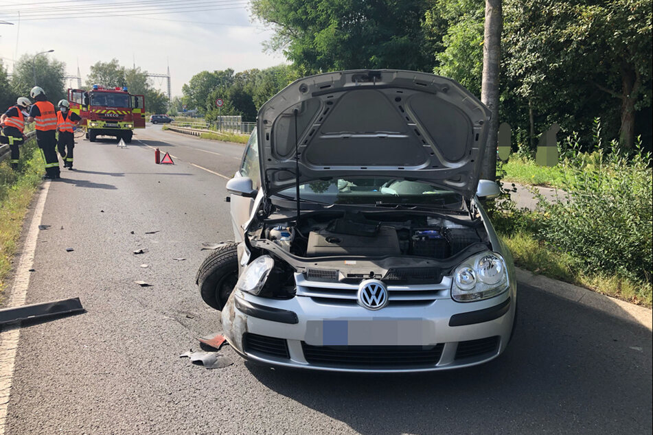 Auch der VW Golf des 83-Jährigen wurde enorm beschädigt und musste nach dem Unfall in Mettmann abgeschleppt werden.