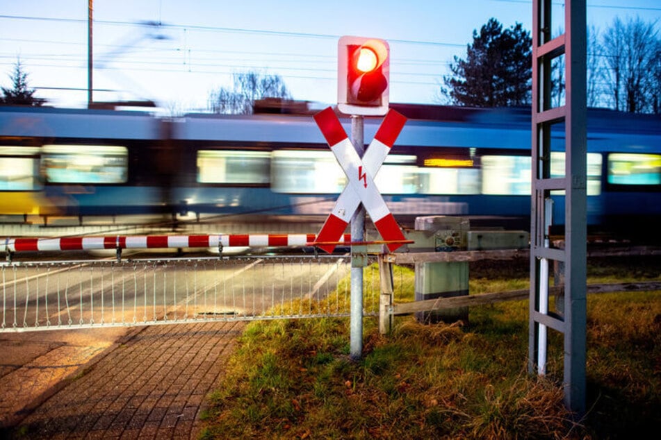Die Frau nutzte zum Überqueren der Gleise keinen Bahnübergang, was sie das Leben kostete. (Symbolbild)