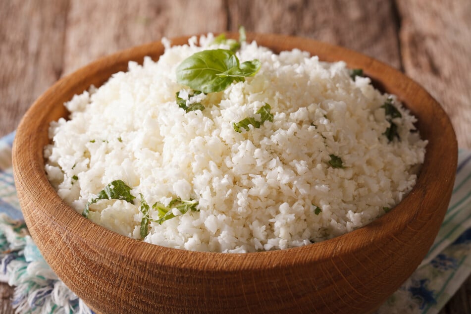 Der Reis aus Blumenkohl ist bei Sportlern beliebt, da der Gehalt an Kohlenhydraten und Kalorien im Vergleich zum herkömmlichen Reis geringer ist.