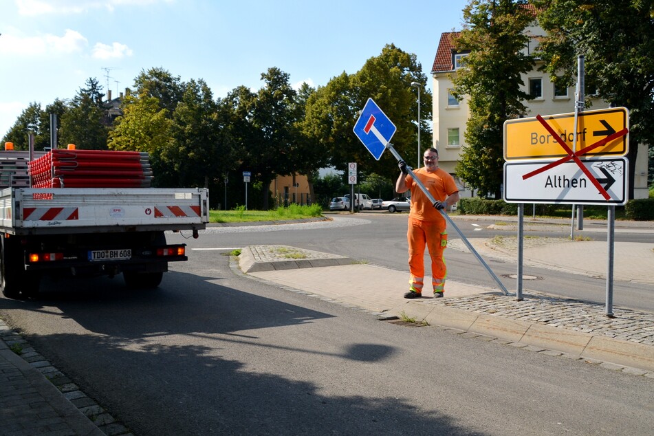 Am Freitag beräumten Bauarbeiter die Reste der Baustellenabsperrungen.