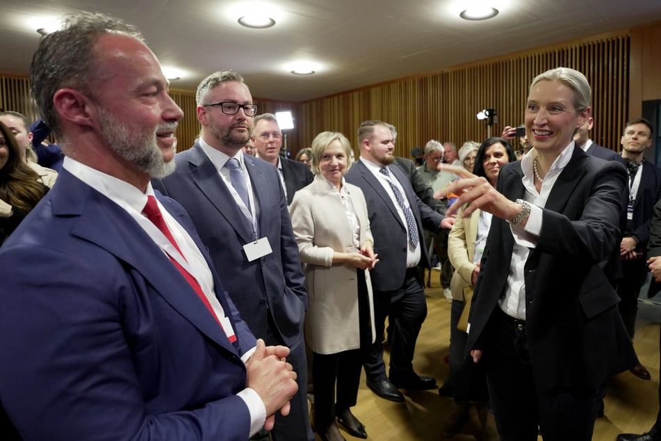 AfD-Kandidat Jan Bollinger (l.) hat allen Grund zur Freude.