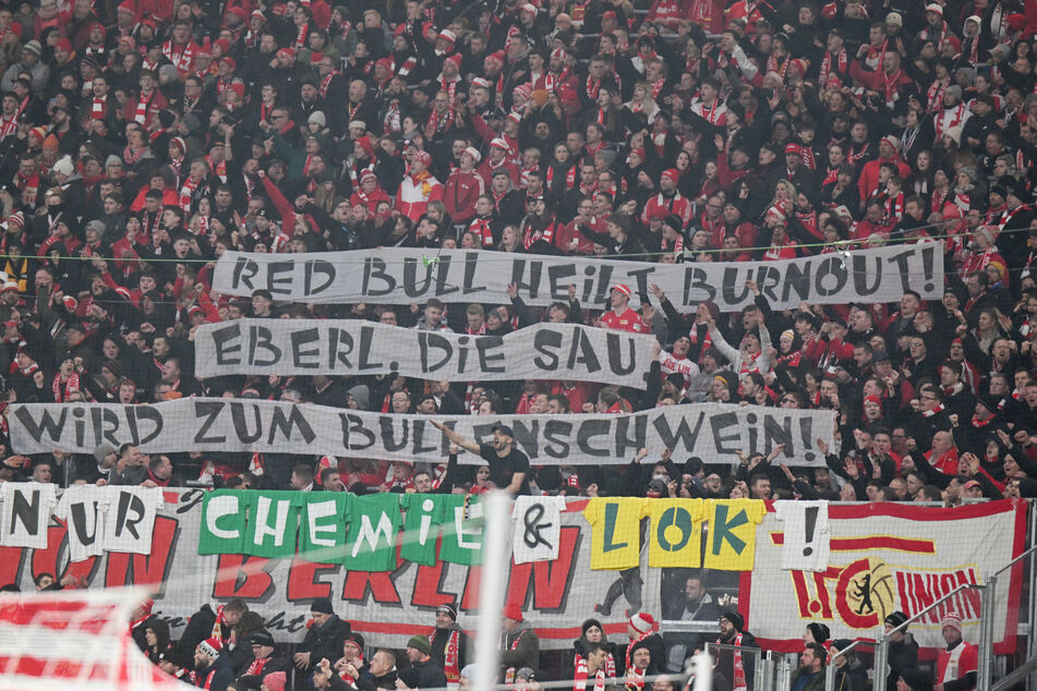 Fans von Union Berlin hielten Banner mit der Aufschrift "Red Bull heilt Burnout! Eberl, die Sau wird zum Bullenschwein!".