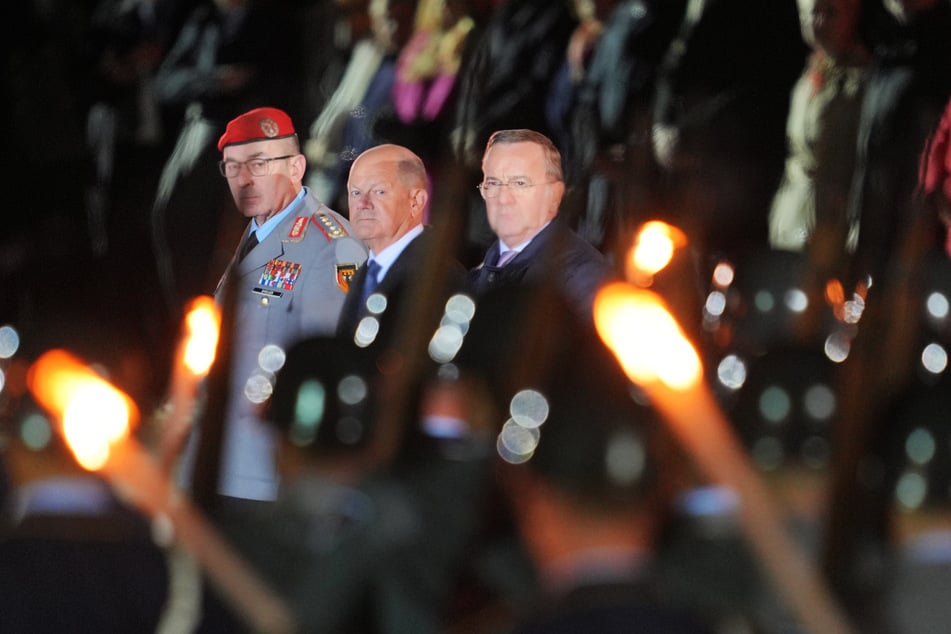 Der scheidende Bundeskanzler Olaf Scholz (66, SPD, m.) steht mit Verteidigungsminister Boris Pistorius (65, SPD, r.) und General Carsten Breuer (60), Generalinspekteur der Bundeswehr, beim großen Zapfenstreich der Bundeswehr anlässlich seiner Verabschiedung.