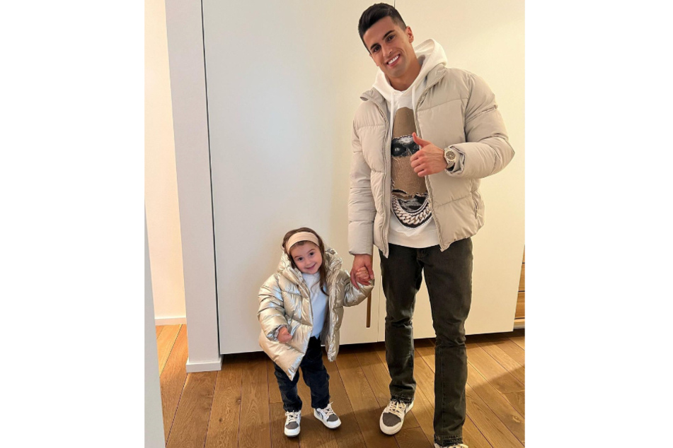 Joao Cancelo (28) und seine Tochter Alicia. Der Bayern-Star hat durch sie neue Kraft geschöpft.