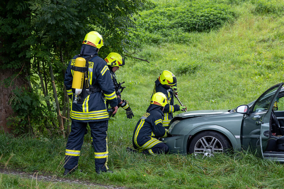 Die Opel-Fahrerin krachte am Ende gegen einen Baum. Die Unfallursache ist noch unklar.