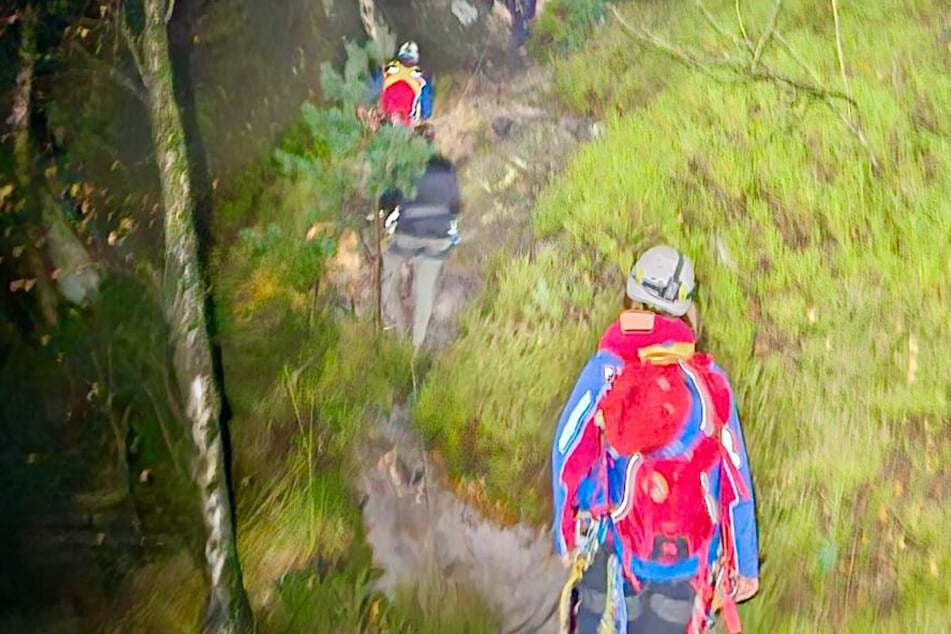 Vier Bergretter machten sich nach dem Notruf am Donnerstagabend auf den Weg, um die fünfköpfige Gruppe zu retten.
