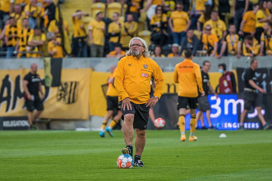 Coach Heiko Scholz (58) glaubt noch an die kleine Aufstiegs-Chance. Drei Punkte müssen her - auch für die Fans.