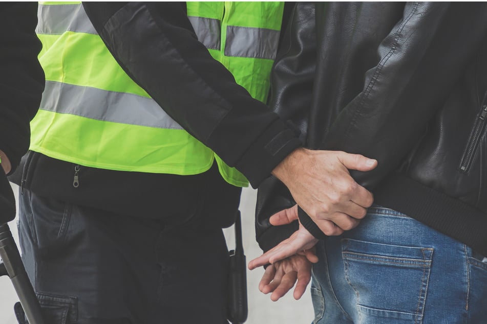 Immer häufiger nimmt die Polizei in Nordrhein-Westfalen jugendliche Straftäter vorübergehend in Gewahrsam. Für sie sollen nun die Gefängniszellen angepasst werden. (Symbolbild)