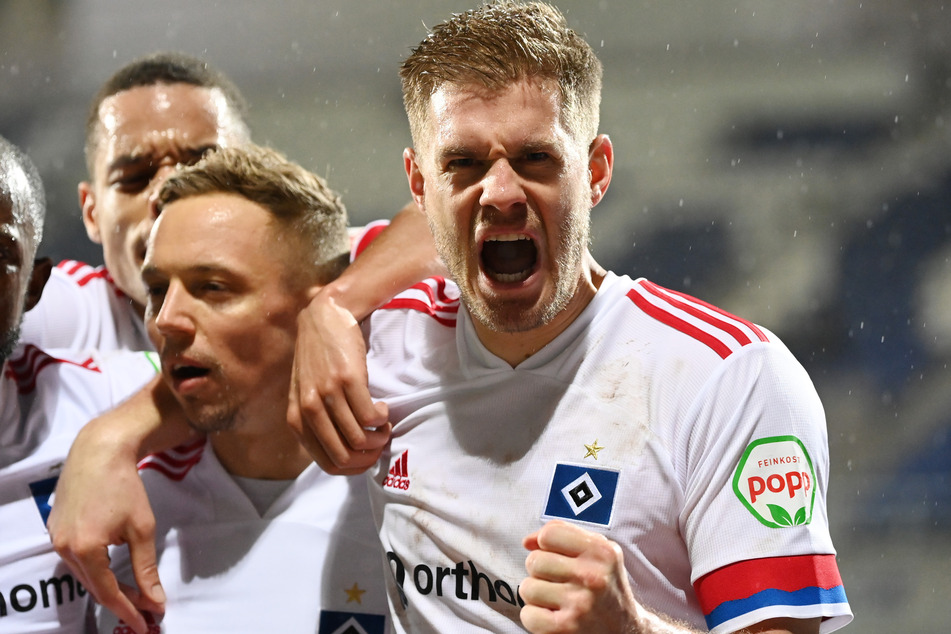 Der HSV gewinnt auch die engen Spiele und kann sich dabei auf Torgarant Simon Terodde (r.) verlassen.