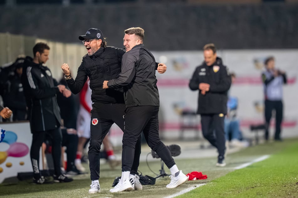 Pele Wollitz (60, l.) und Assistant Tobias Röder (28) ballen die Faust. Der Sieg in der Form gegen die Stuttgart-Bubis war ein echter Hauptgewinn.