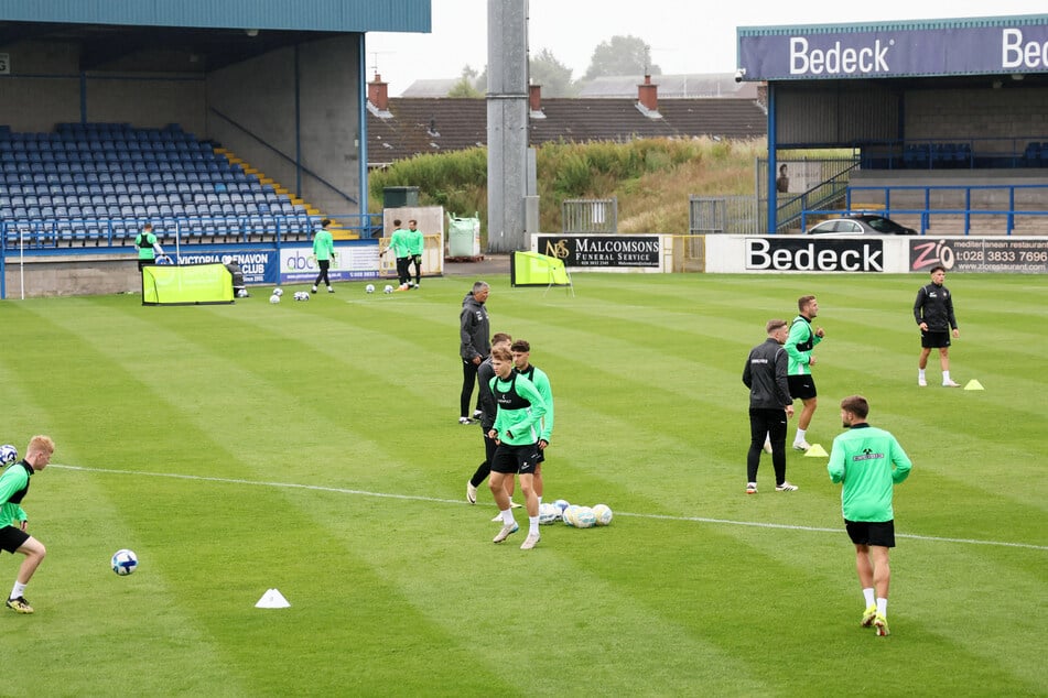 Bewegt euch! Das erste Auer Training im Stadion des Glenavon FC.