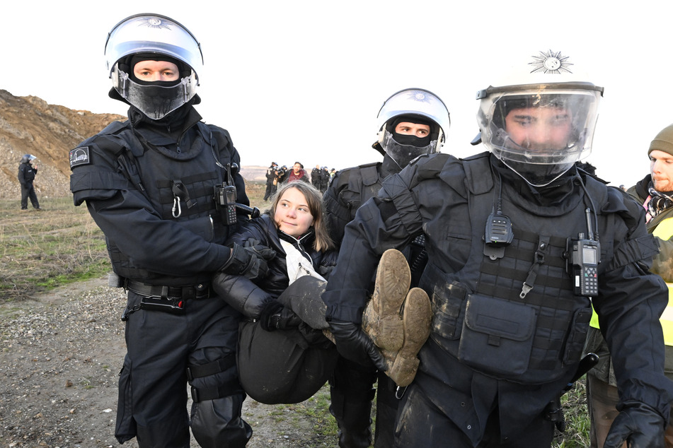Greta Thunberg wird von der Polizei weggetragen.